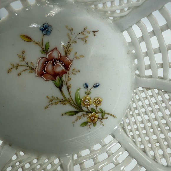 Vintage Floral Reticulated Basket Weave Trinket Dish/Bowl - Picture 10 of 10